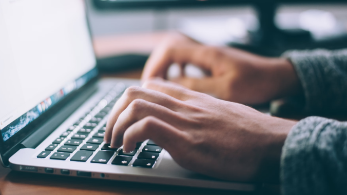 手在笔记本电脑上打字